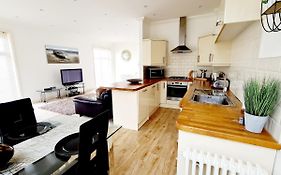 Seas The Day - Beachfront Apartment - Sleeps 4