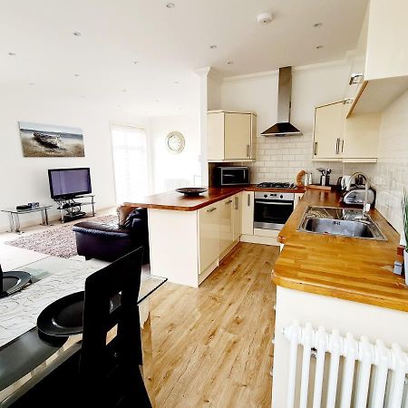 Seas The Day - Beachfront Apartment - Sleeps 4 Ramsgate Exterior photo