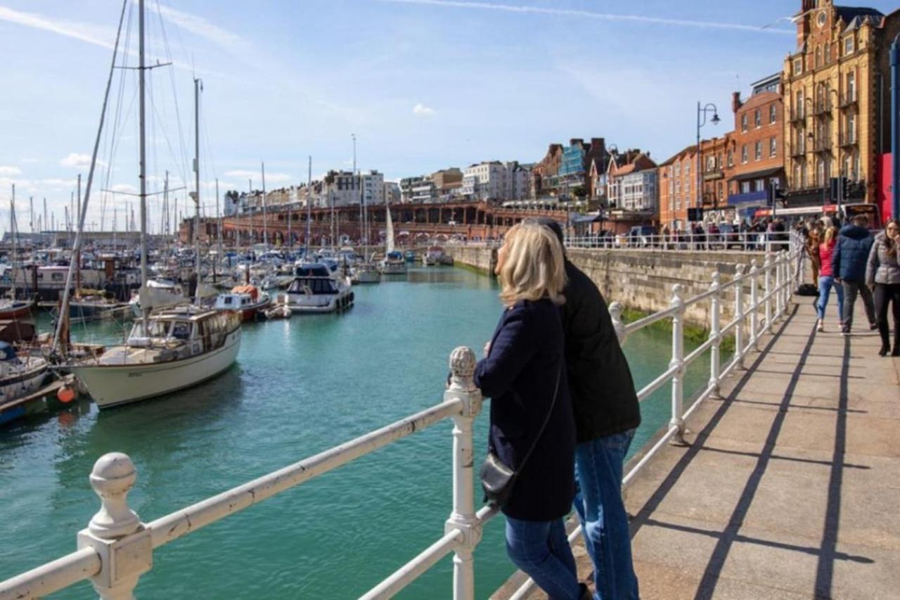 Seas The Day - Beachfront Apartment - Sleeps 4 Ramsgate Exterior photo