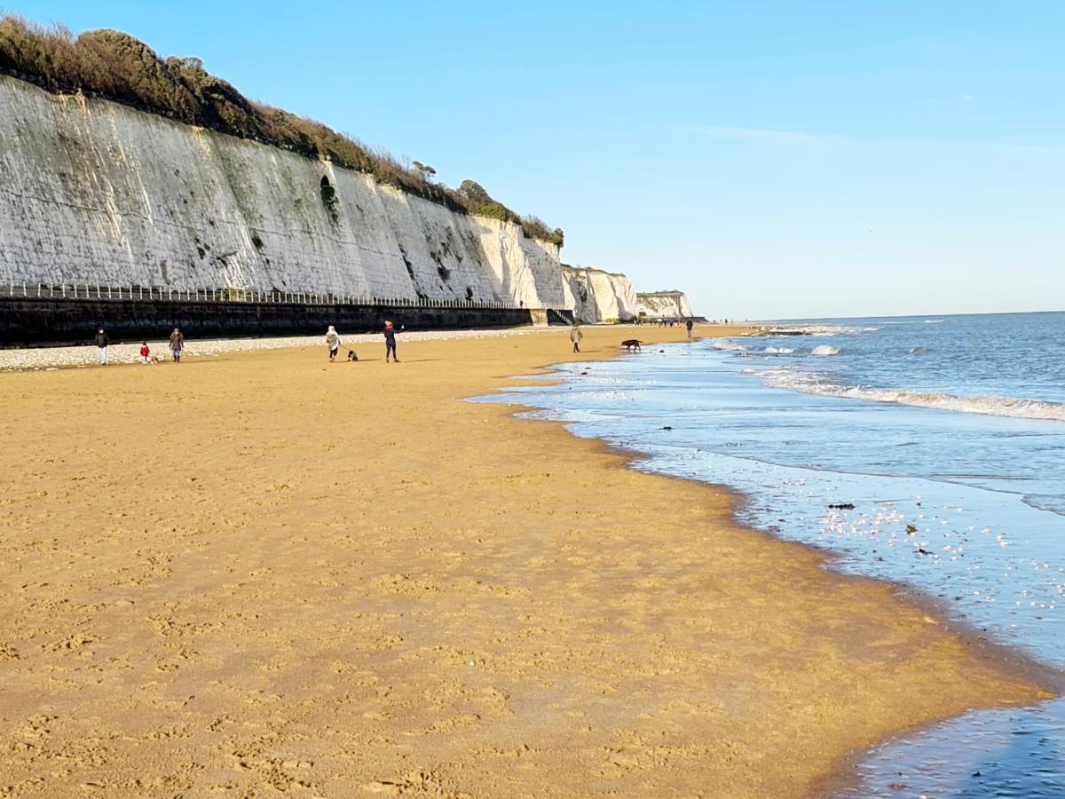 Seas The Day - Beachfront Apartment - Sleeps 4 Ramsgate Exterior photo