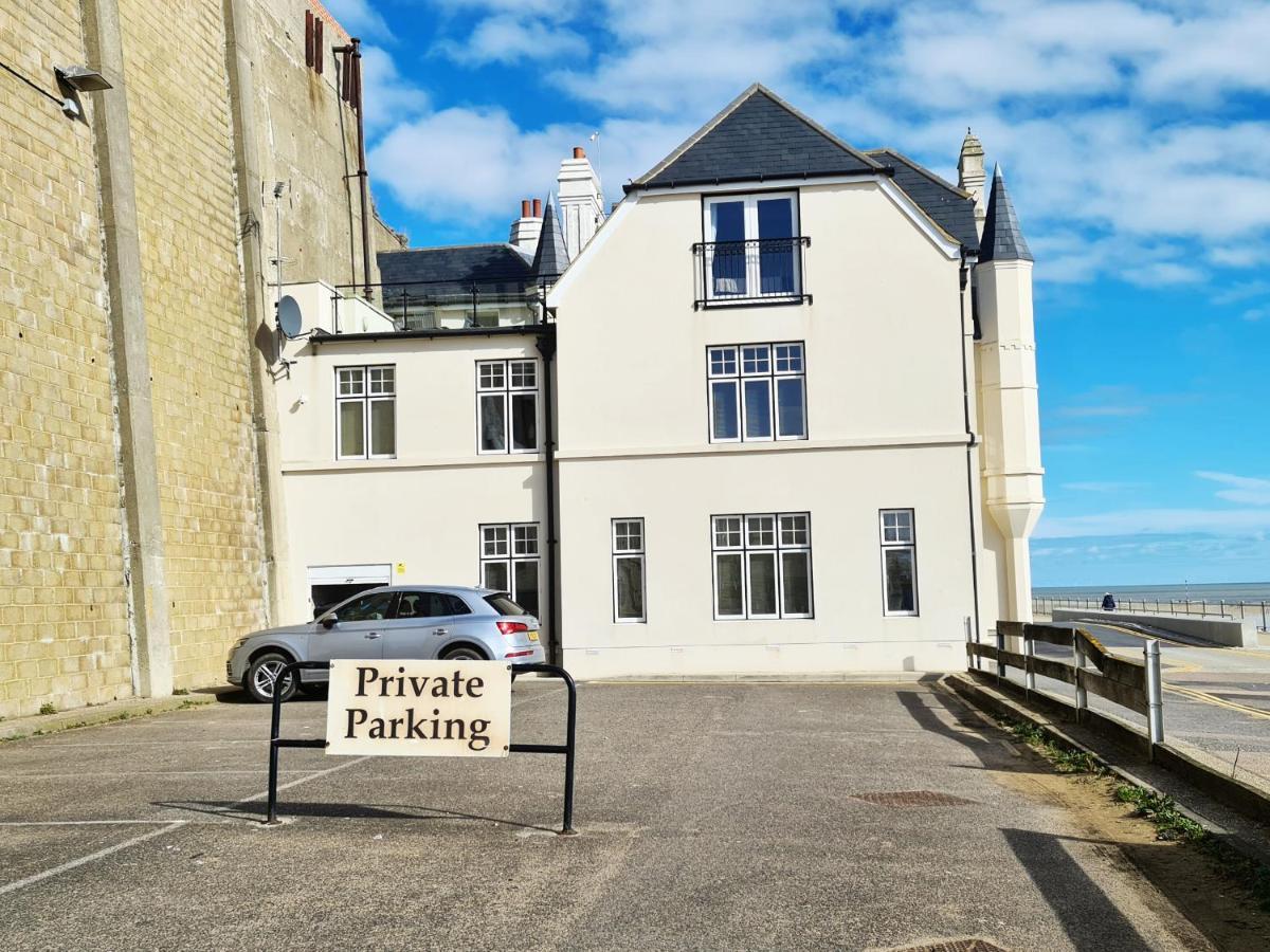 Seas The Day - Beachfront Apartment - Sleeps 4 Ramsgate Exterior photo