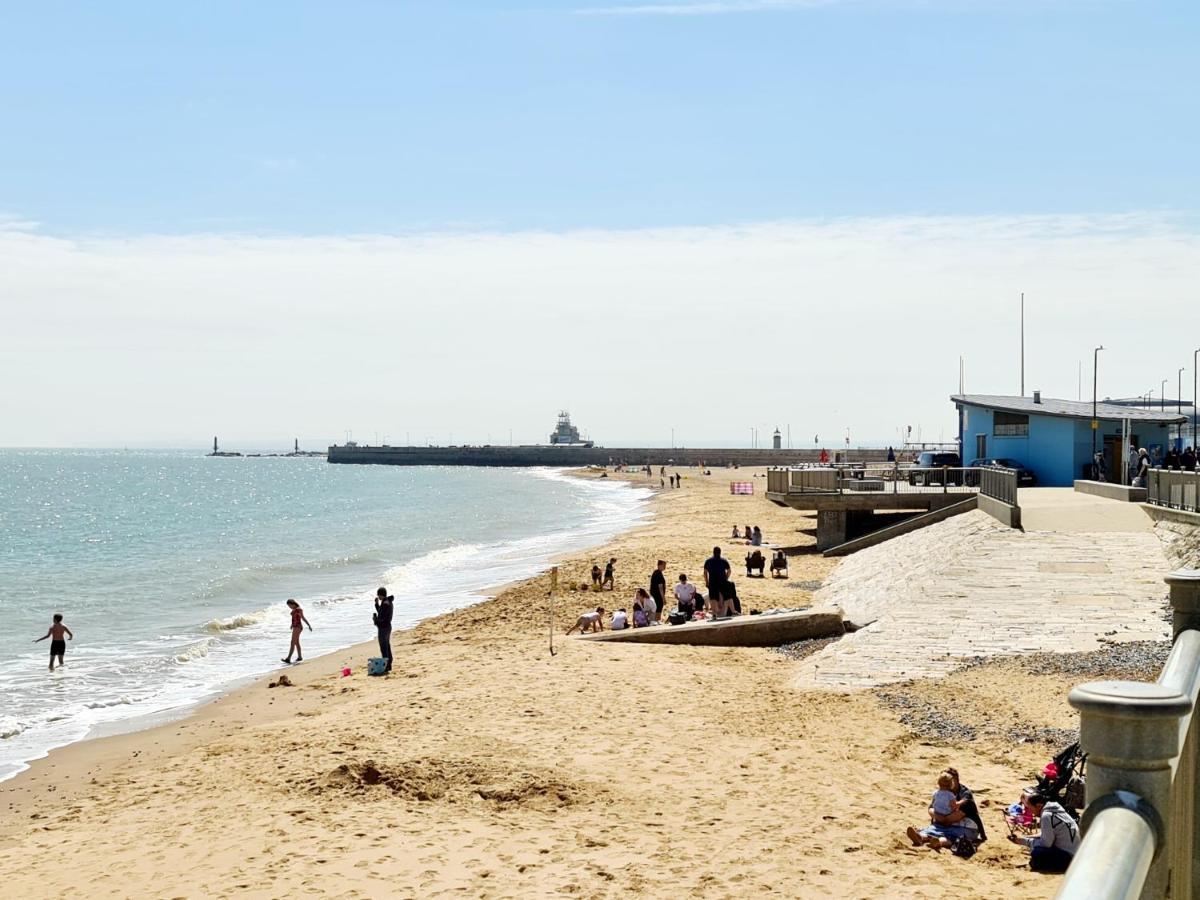 Seas The Day - Beachfront Apartment - Sleeps 4 Ramsgate Exterior photo