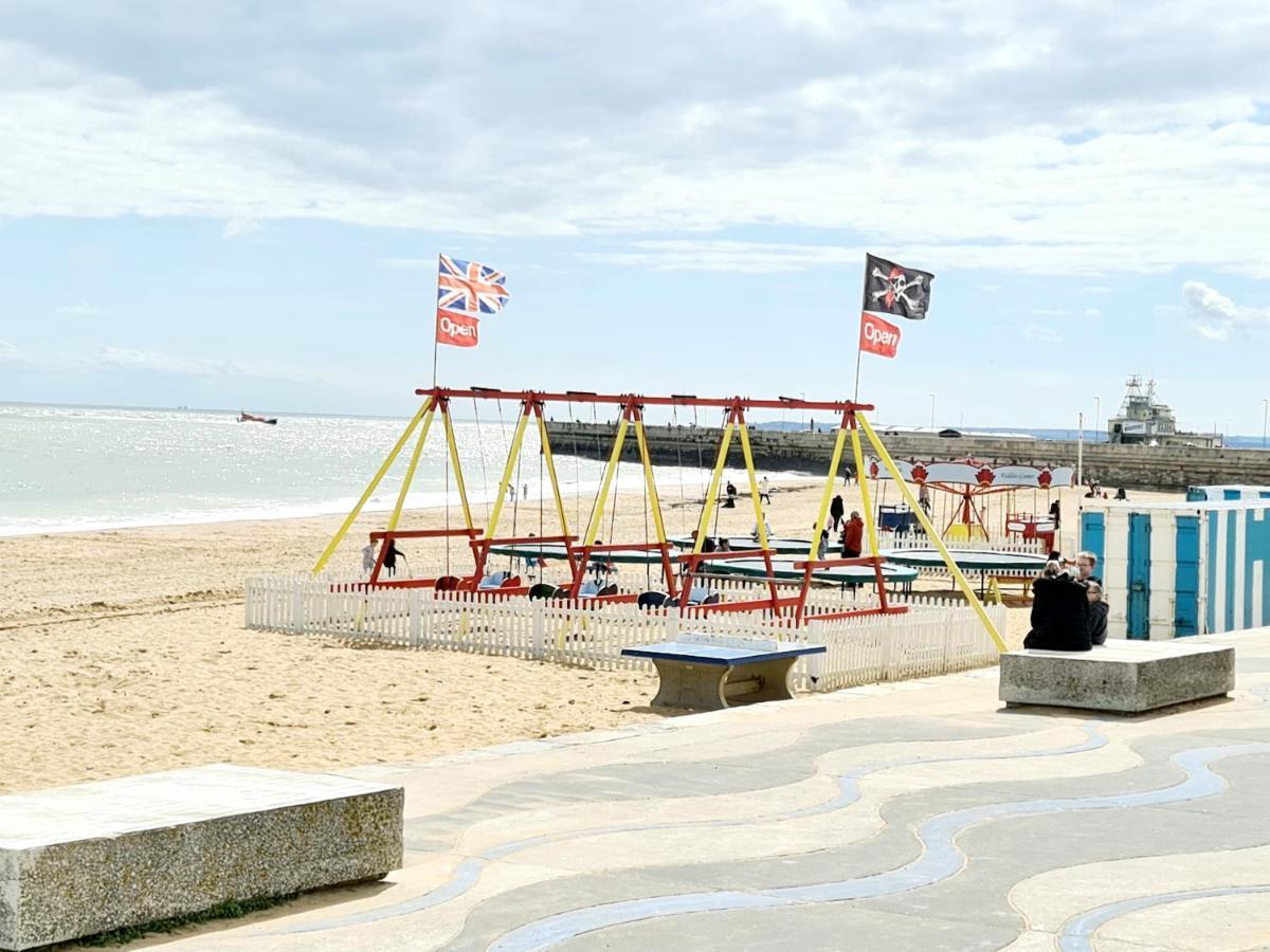 Seas The Day - Beachfront Apartment - Sleeps 4 Ramsgate Exterior photo